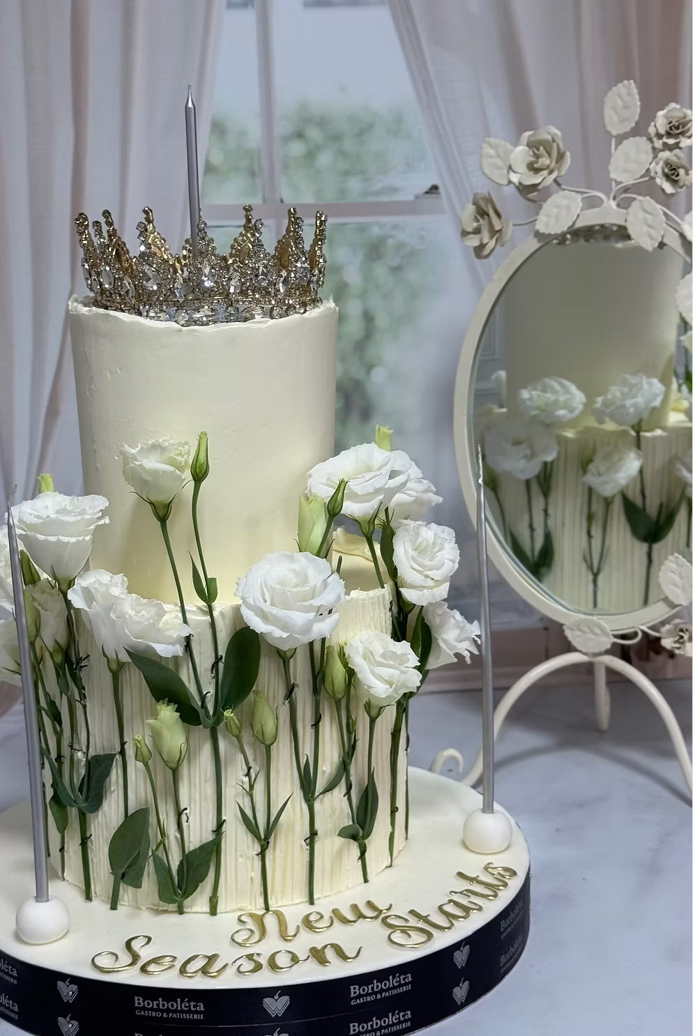 Lisyantus Çiçekli Taçlı Simli Pasta