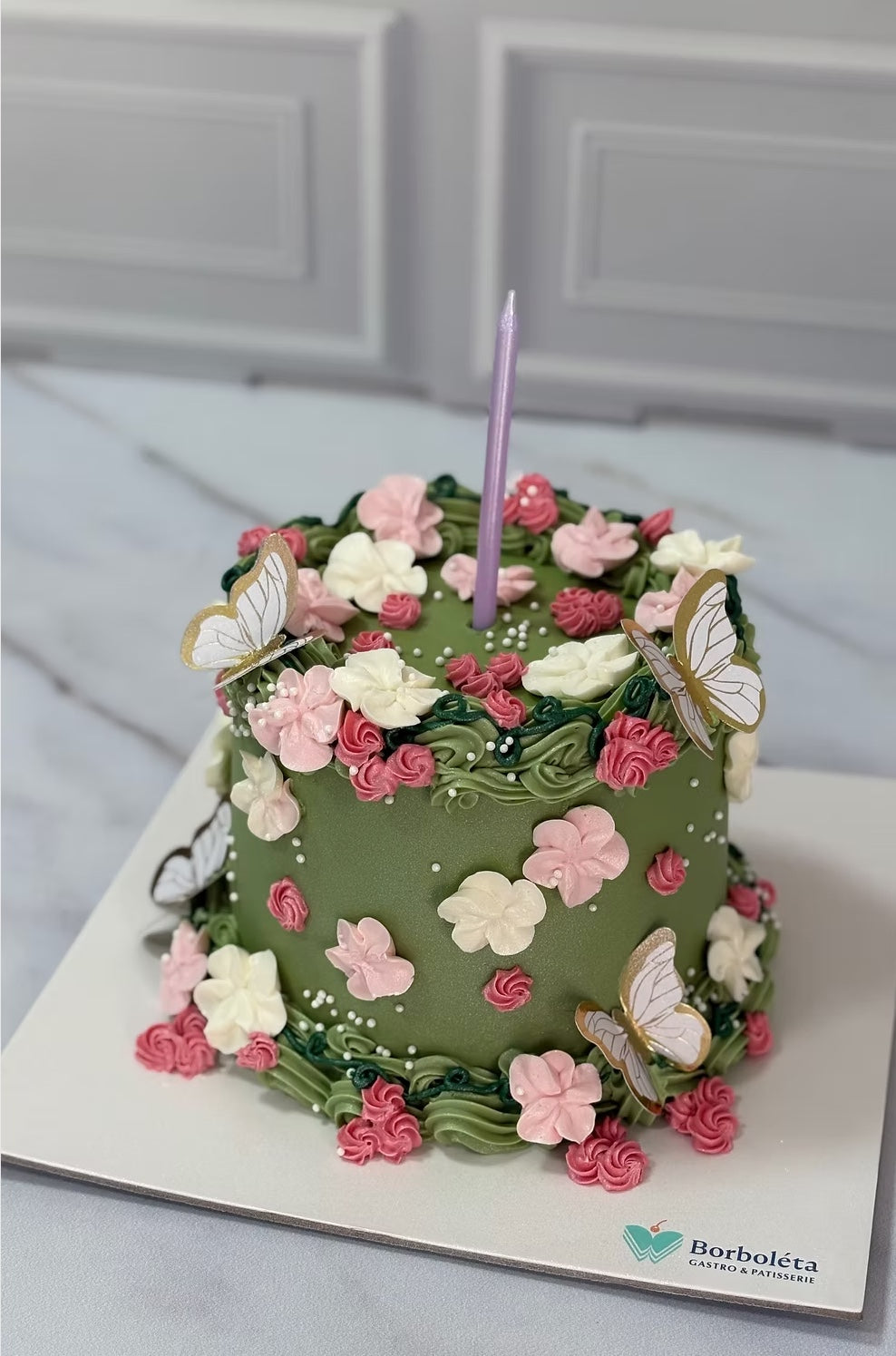 Çiçekli Ve Kelebekli Pasta