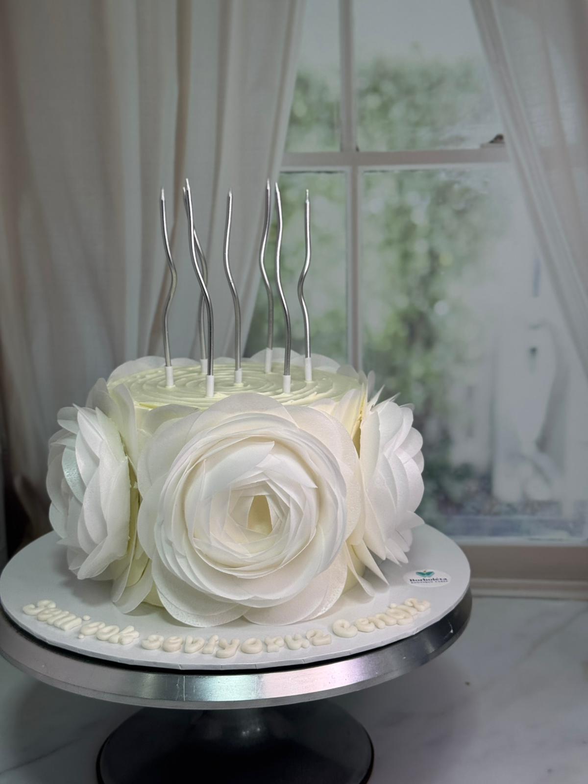 Beyaz 3 Boyutlu Güllü Pasta