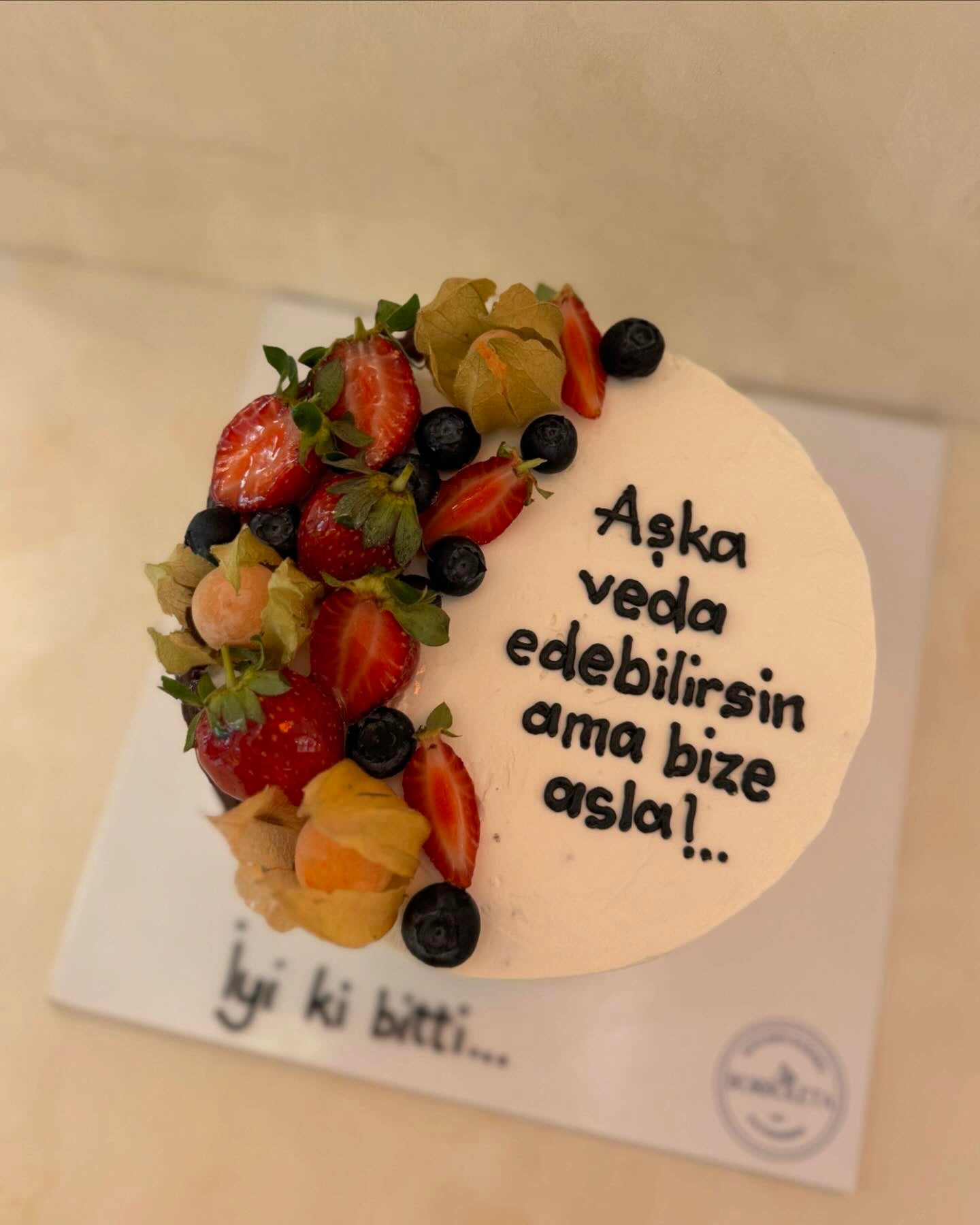 Yazılı ve Orman Meyveli Pasta