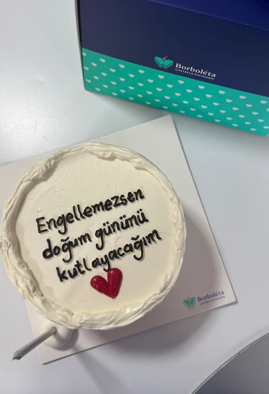 Kalp ve Yazılı Doğum Günü Pastası