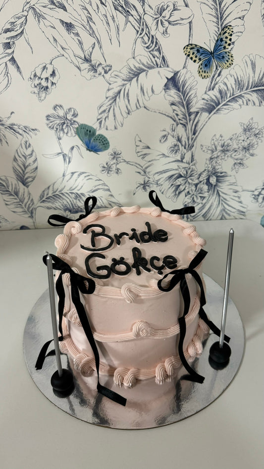 Bride Yazılı Fiyonklu Pasta