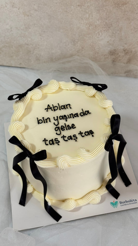 Yazılı Retro Kurdeleli Pasta