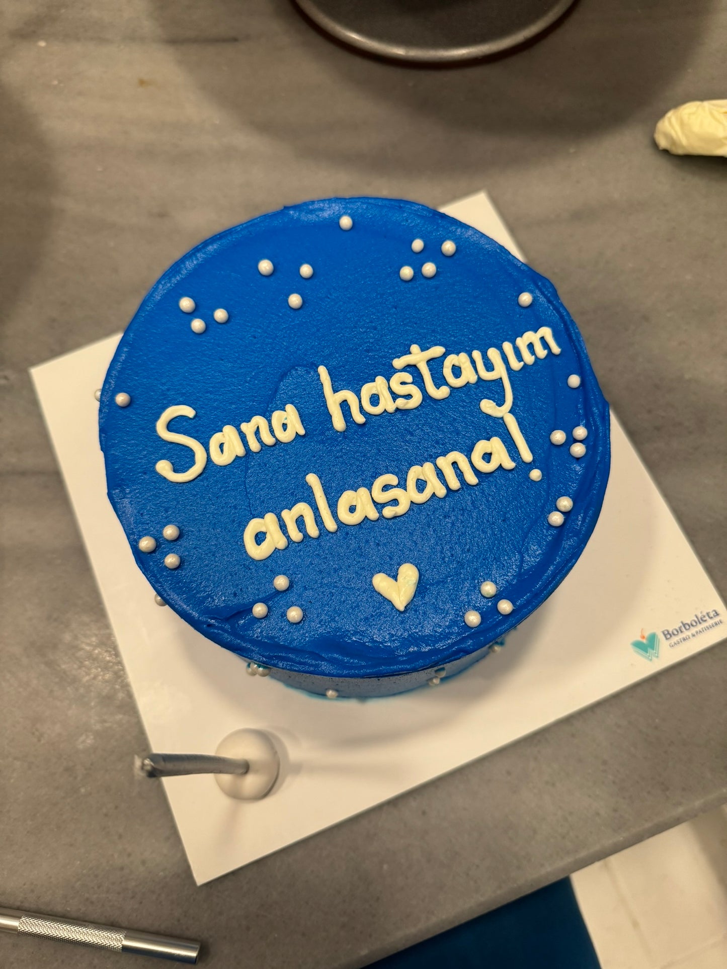 Mavi Renkli Yazılı Pasta