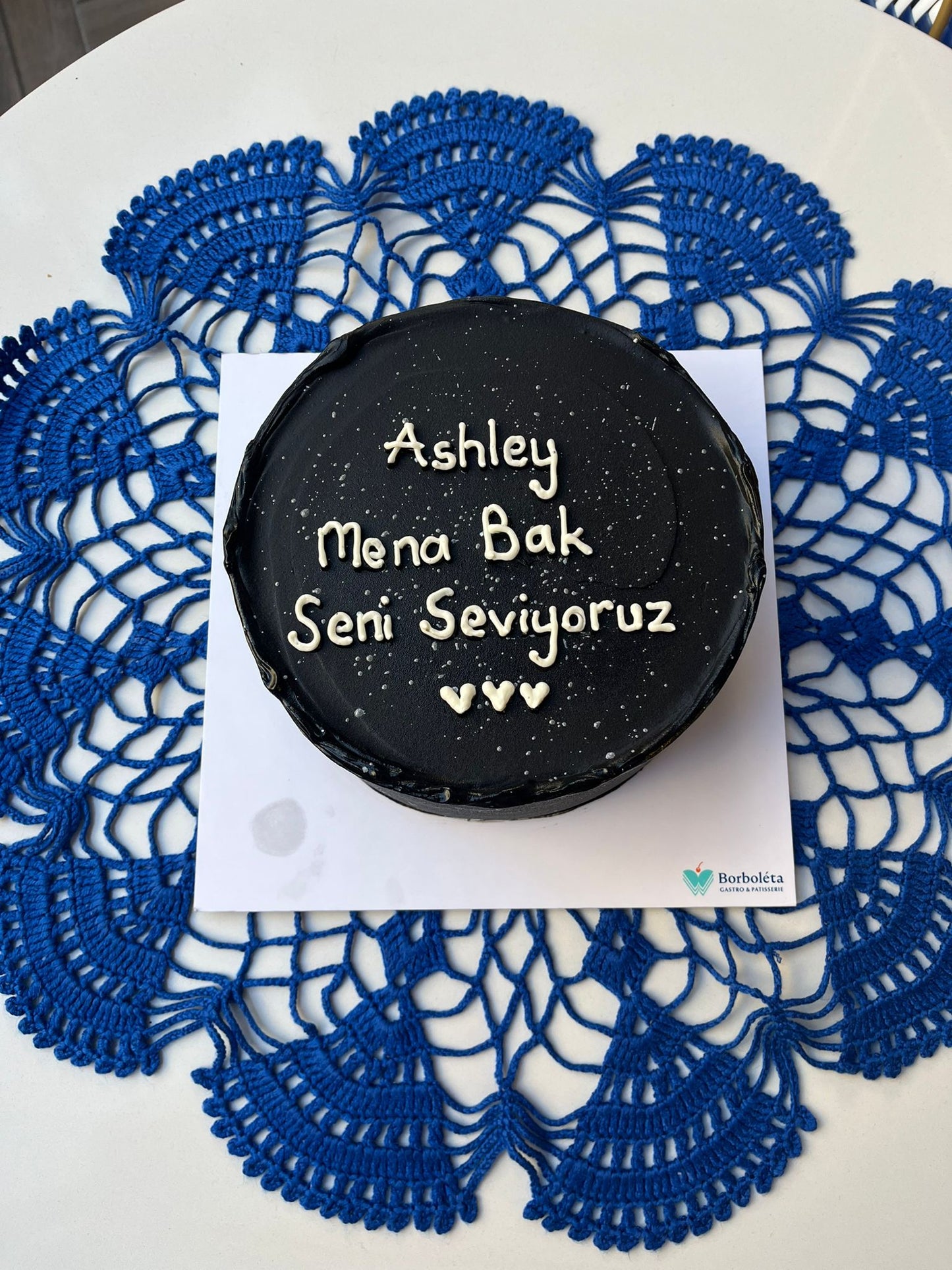 Siyah Temalı Kalp ve Yazılı Doğum Günü Pastası