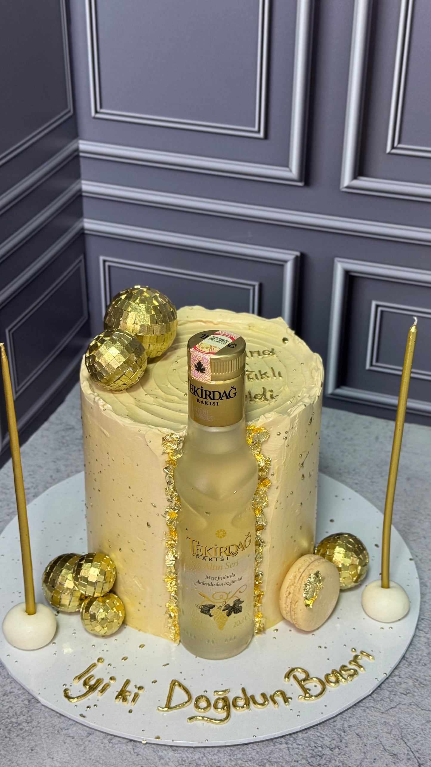 Şişeli Disko Topu Süslemeli Pasta