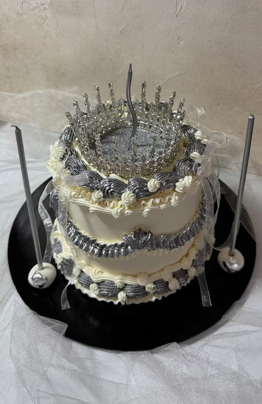 Gri Renkli Simli Taçlı Doğum Günü Pasta