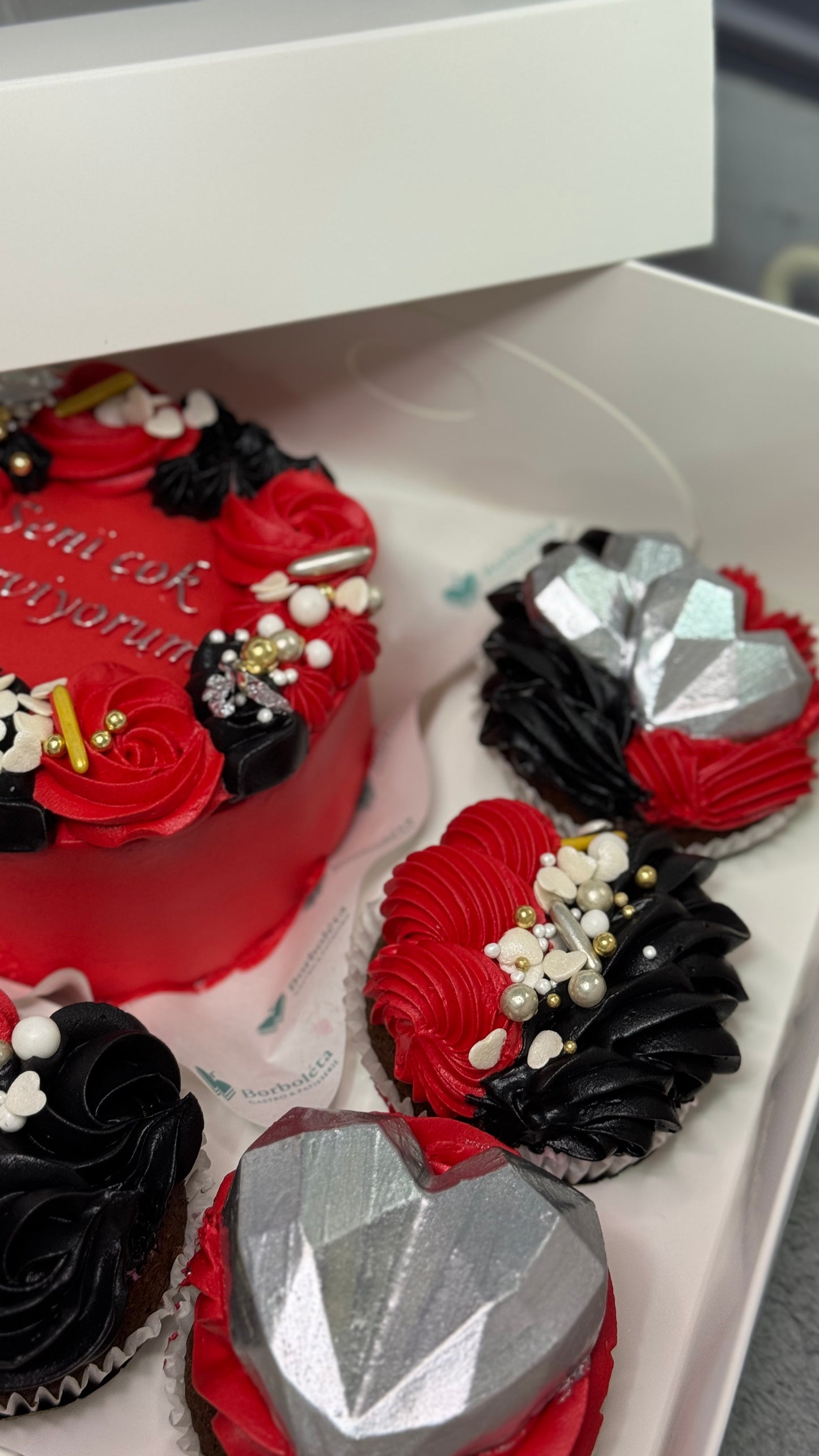 Siyah-Kırmızı Konseptli Sevgiler Günü Lezzet Kutusu