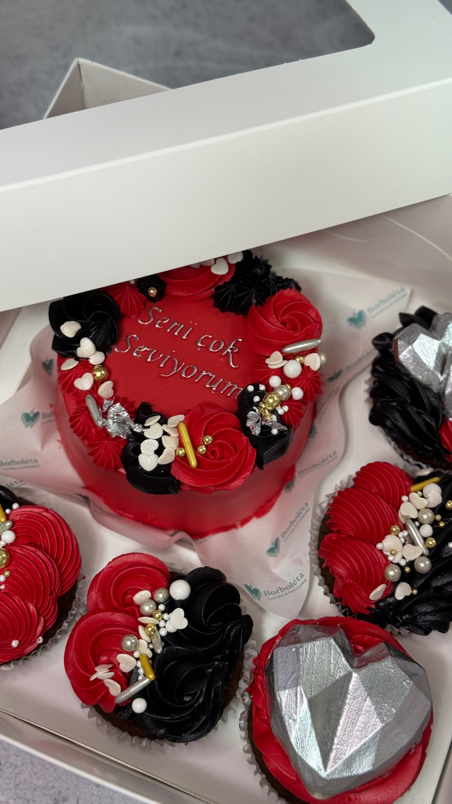 Siyah-Kırmızı Konseptli Sevgiler Günü Lezzet Kutusu