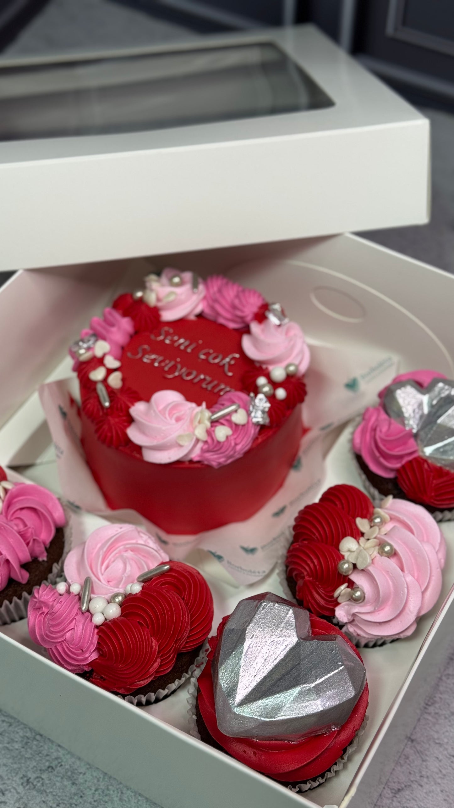 Pembe-Kırmızı Konseptli Sevgiler Günü Lezzet Kutusu