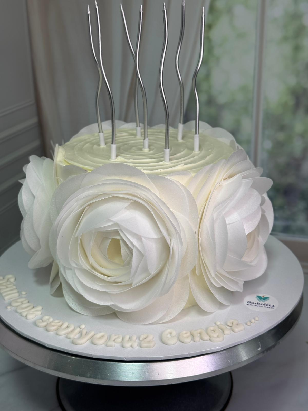 Beyaz 3 Boyutlu Güllü Pasta