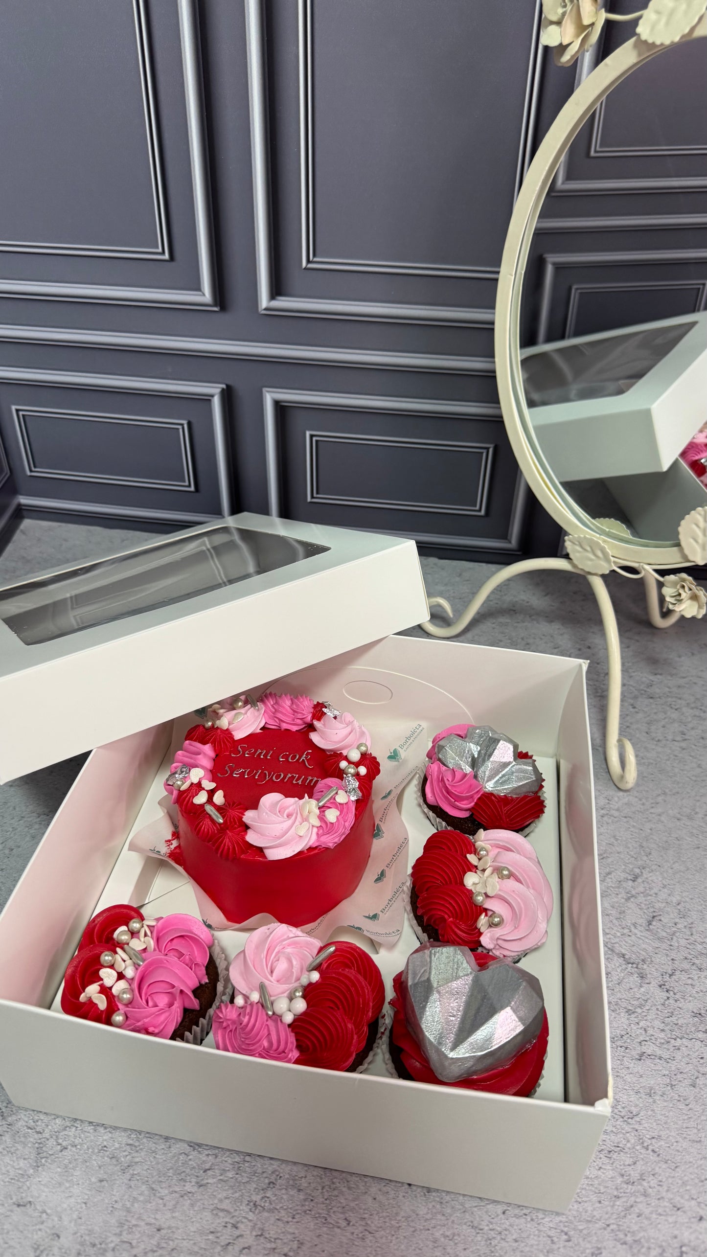 Pembe-Kırmızı Konseptli Sevgiler Günü Lezzet Kutusu