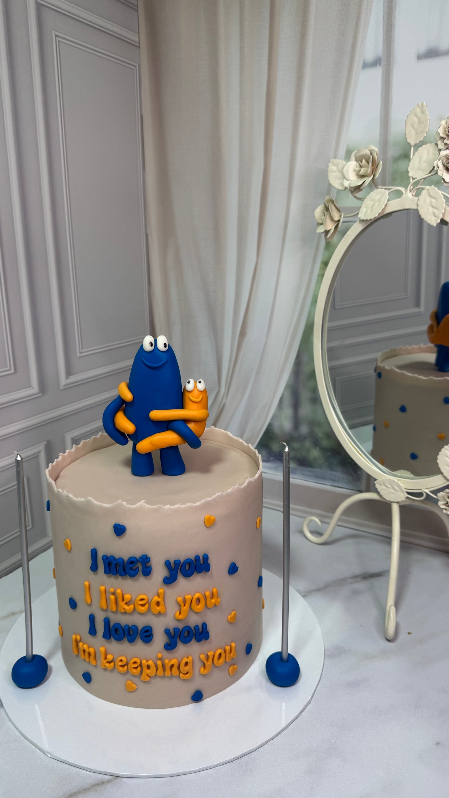 Sarılan Figürlü ve  Yazılı Pasta