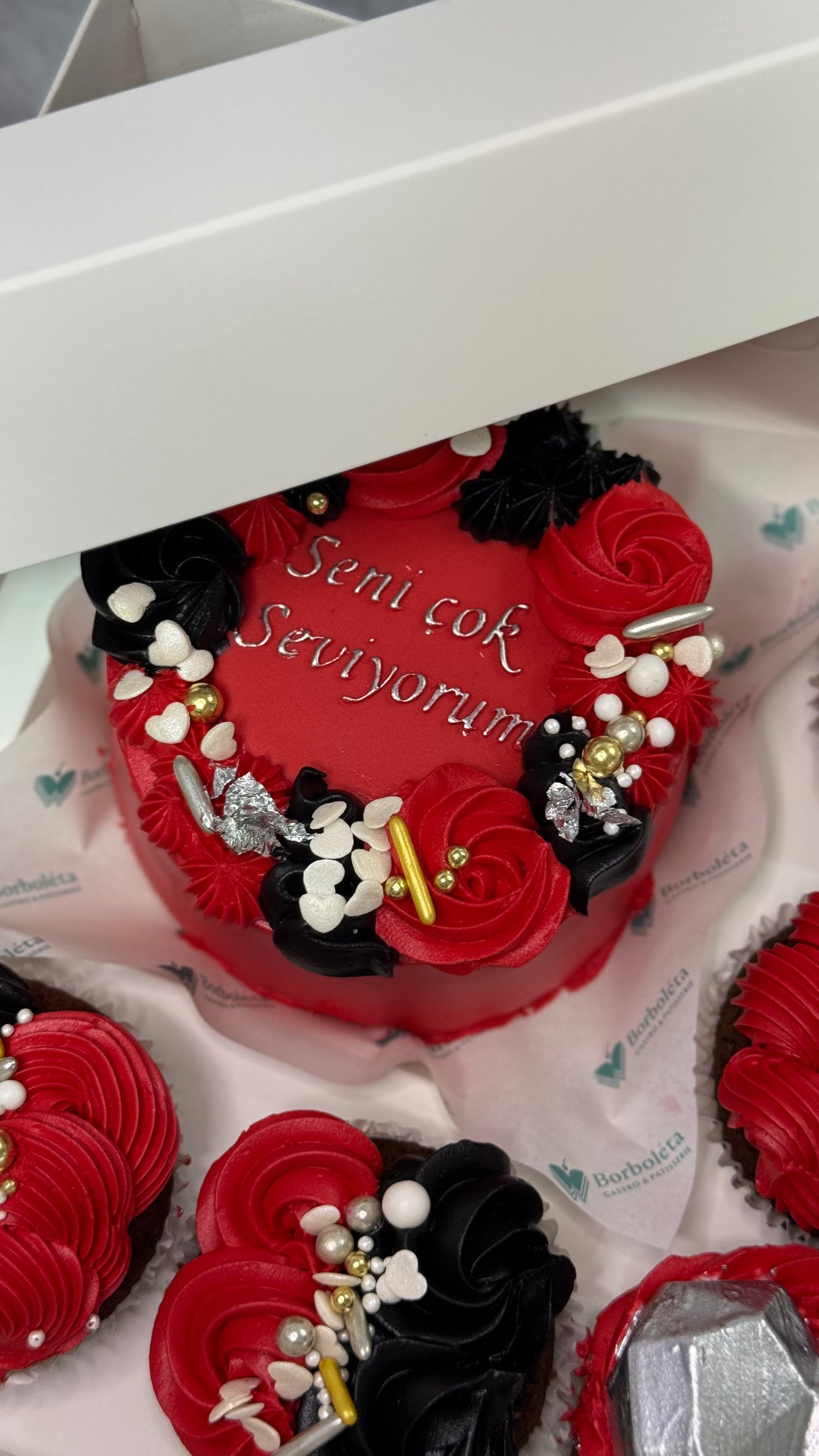 Siyah-Kırmızı Konseptli Sevgiler Günü Lezzet Kutusu