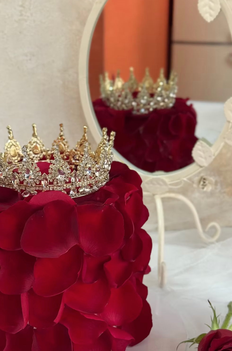 Gül YapraklI Taçlı Pasta