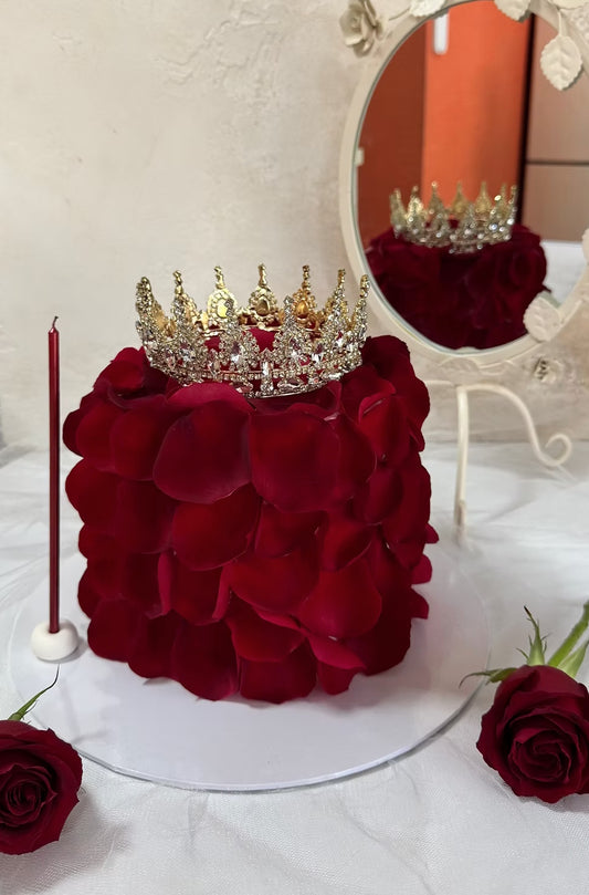 Gül YapraklI Taçlı Pasta