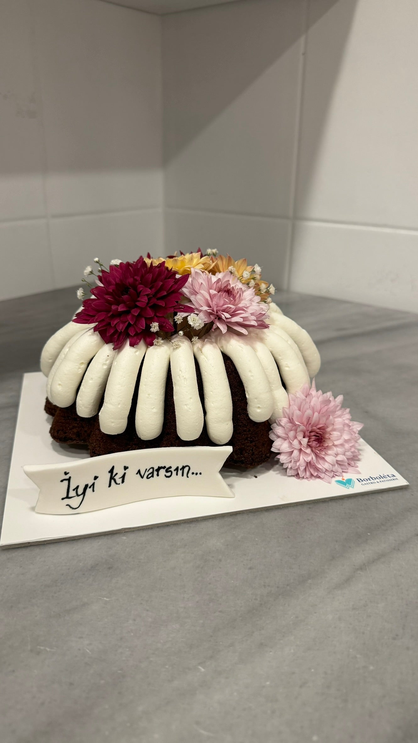 Çiçek Süslemeli Bundt Cake