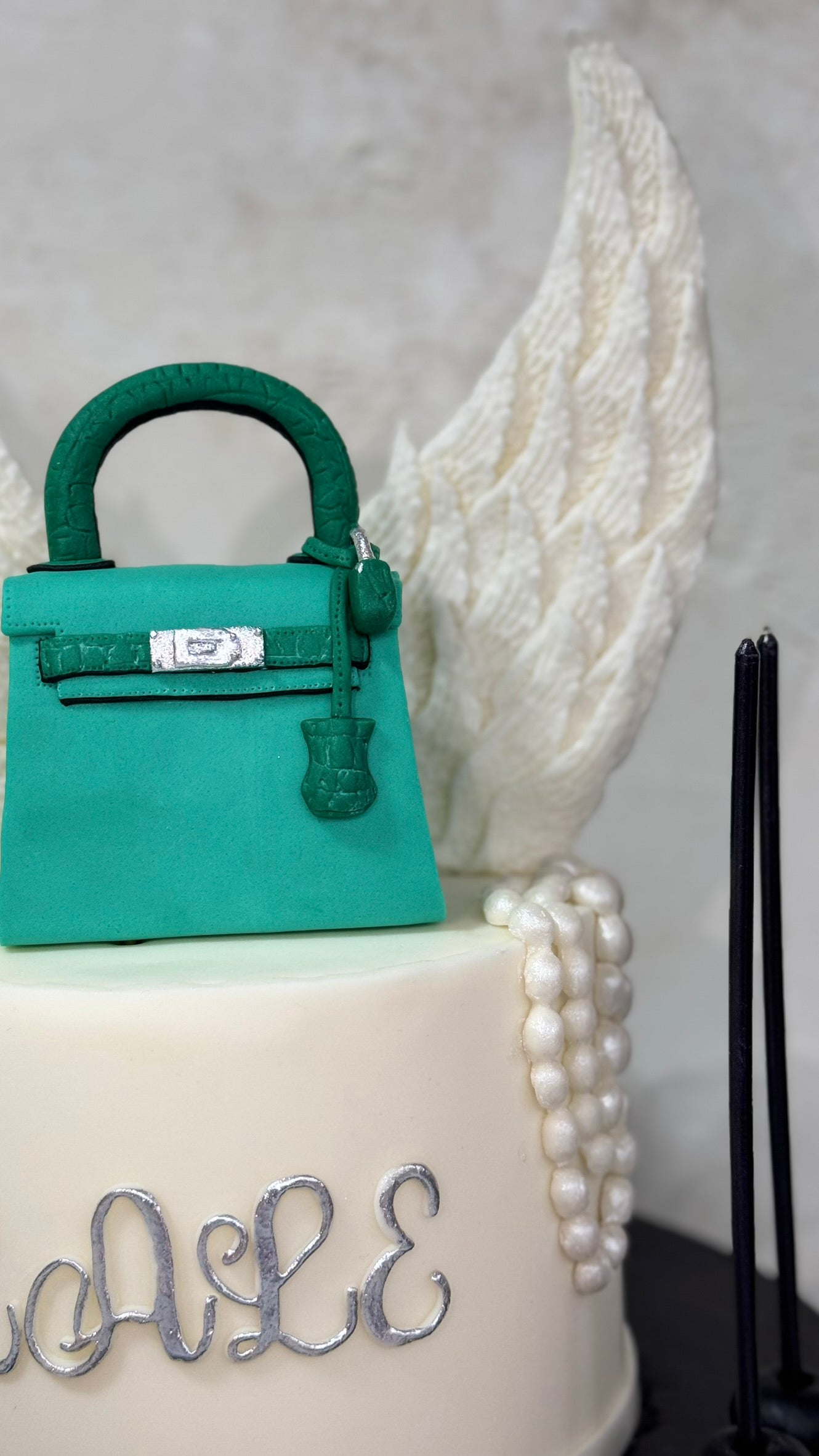 İncili ve Çantalı Kadın Doğum Günü Pastası