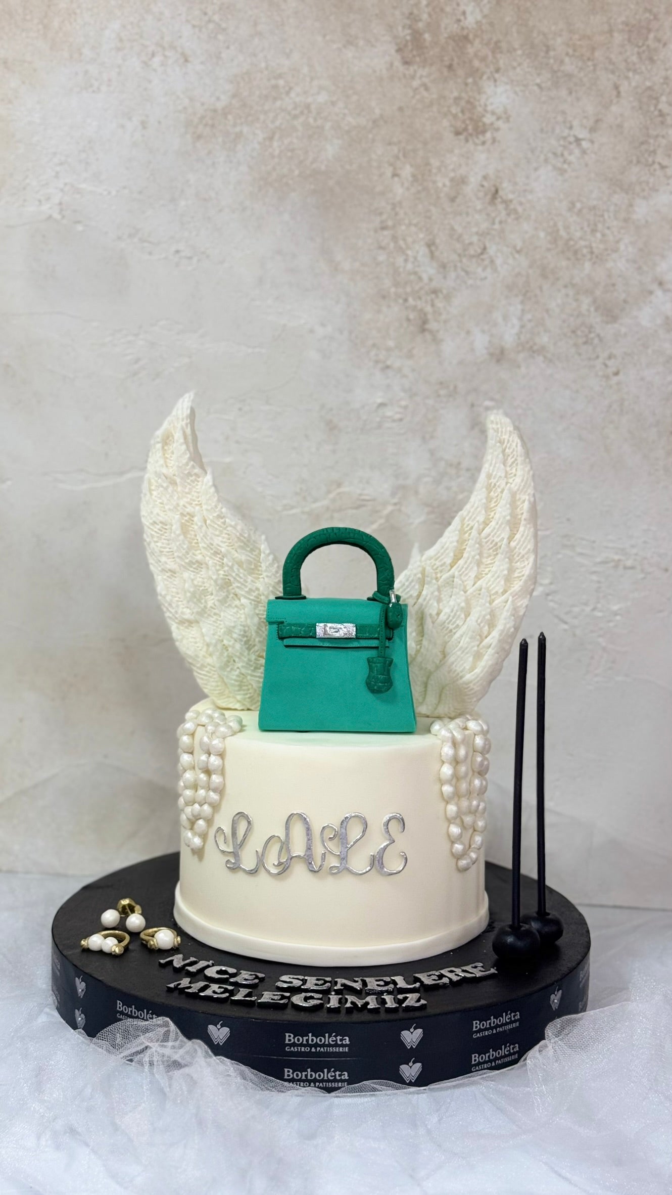 İncili ve Çantalı Kadın Doğum Günü Pastası