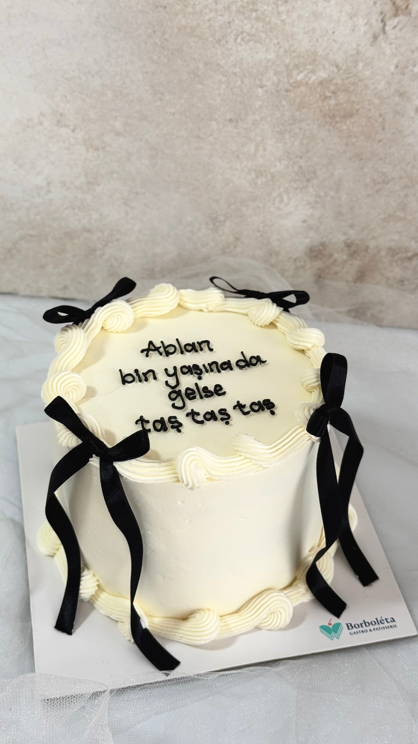 Yazılı Retro Kurdeleli Pasta