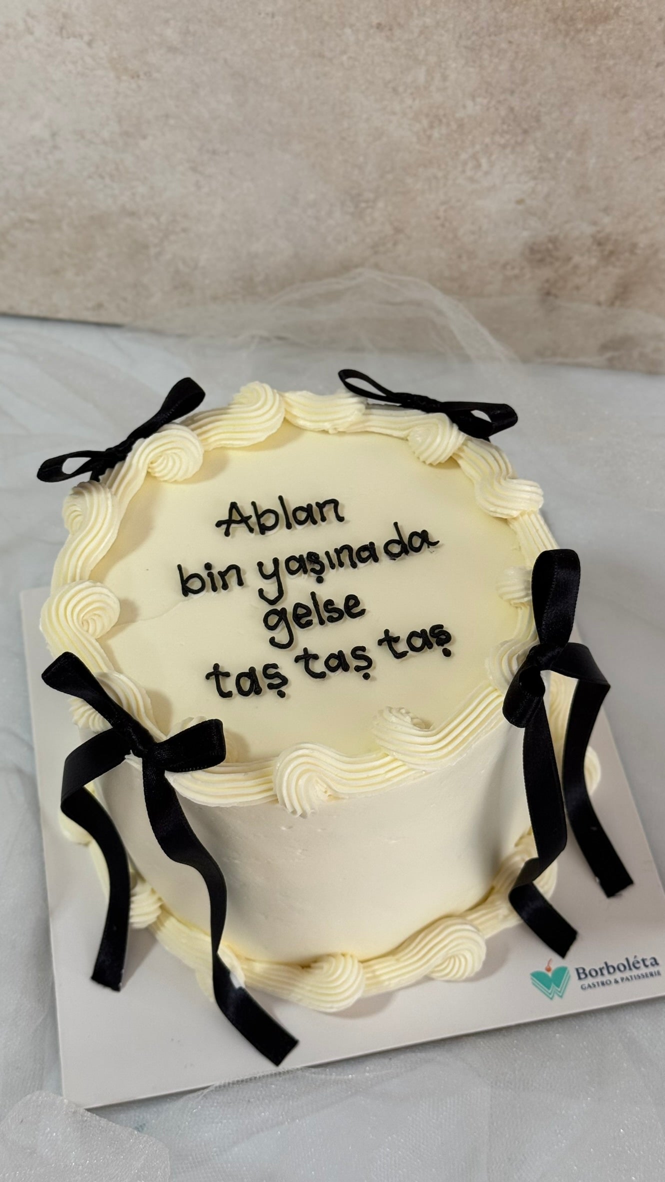 Yazılı Retro Kurdeleli Pasta