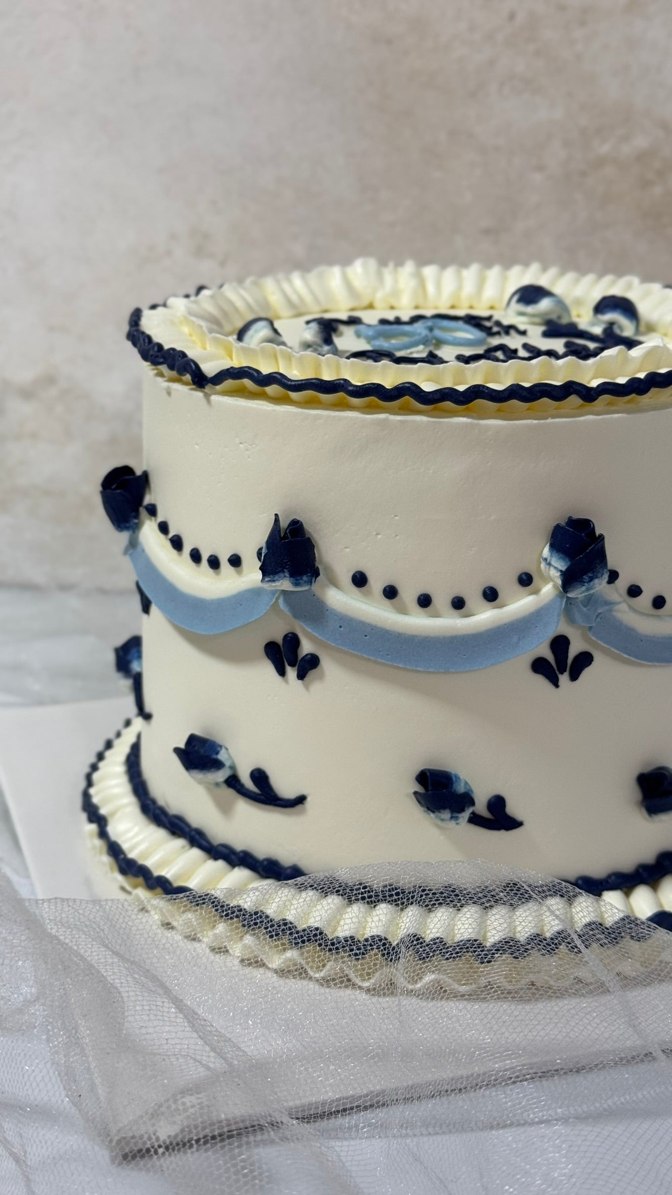 Retro Lacivet-Beyaz Temalı Doğum Günü Pasta