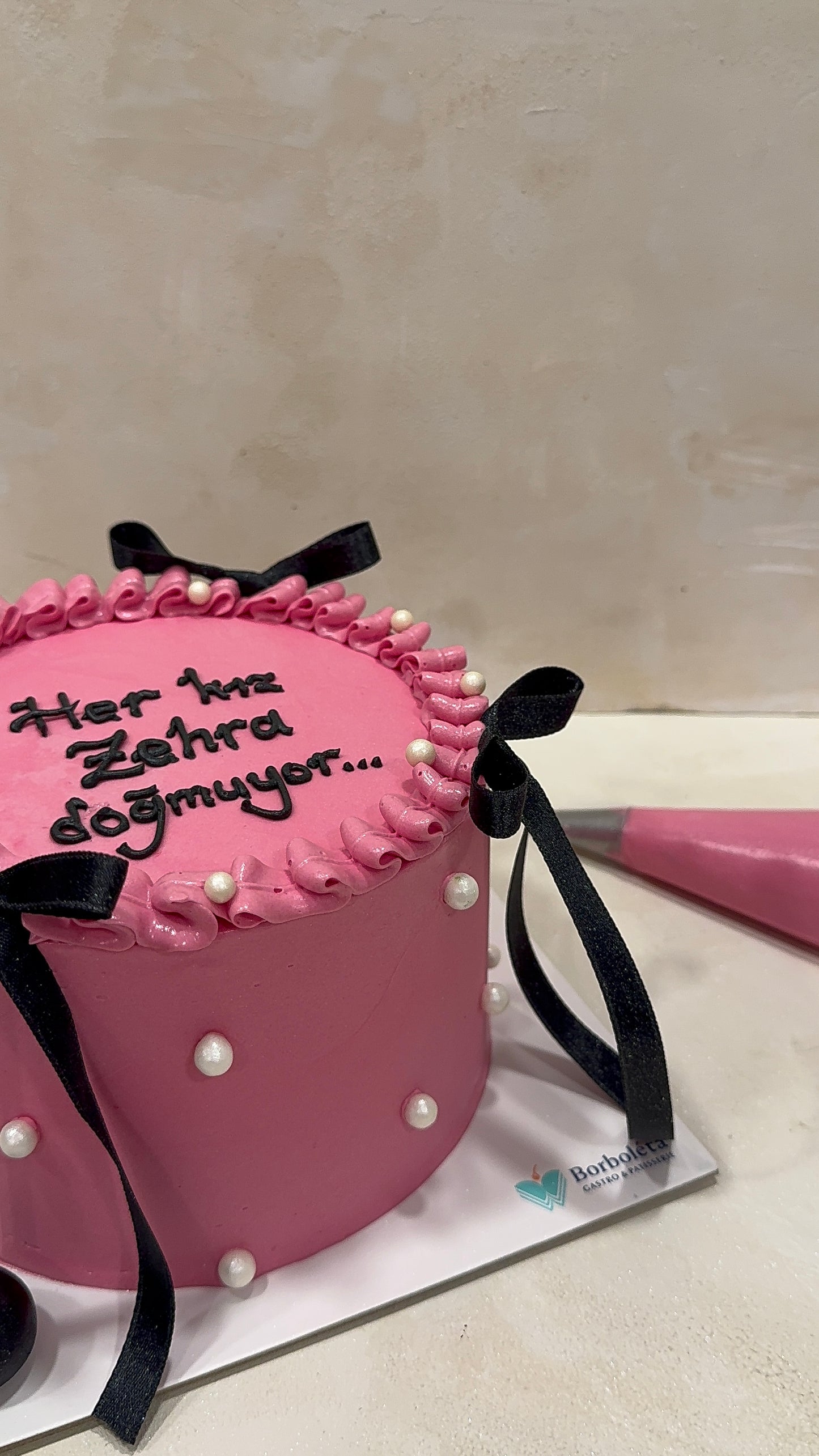 Yazılı Retro İnci Süslemeli Pasta