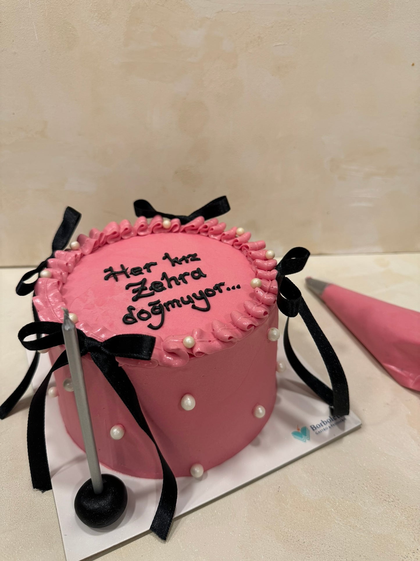 Yazılı Retro İnci Süslemeli Pasta