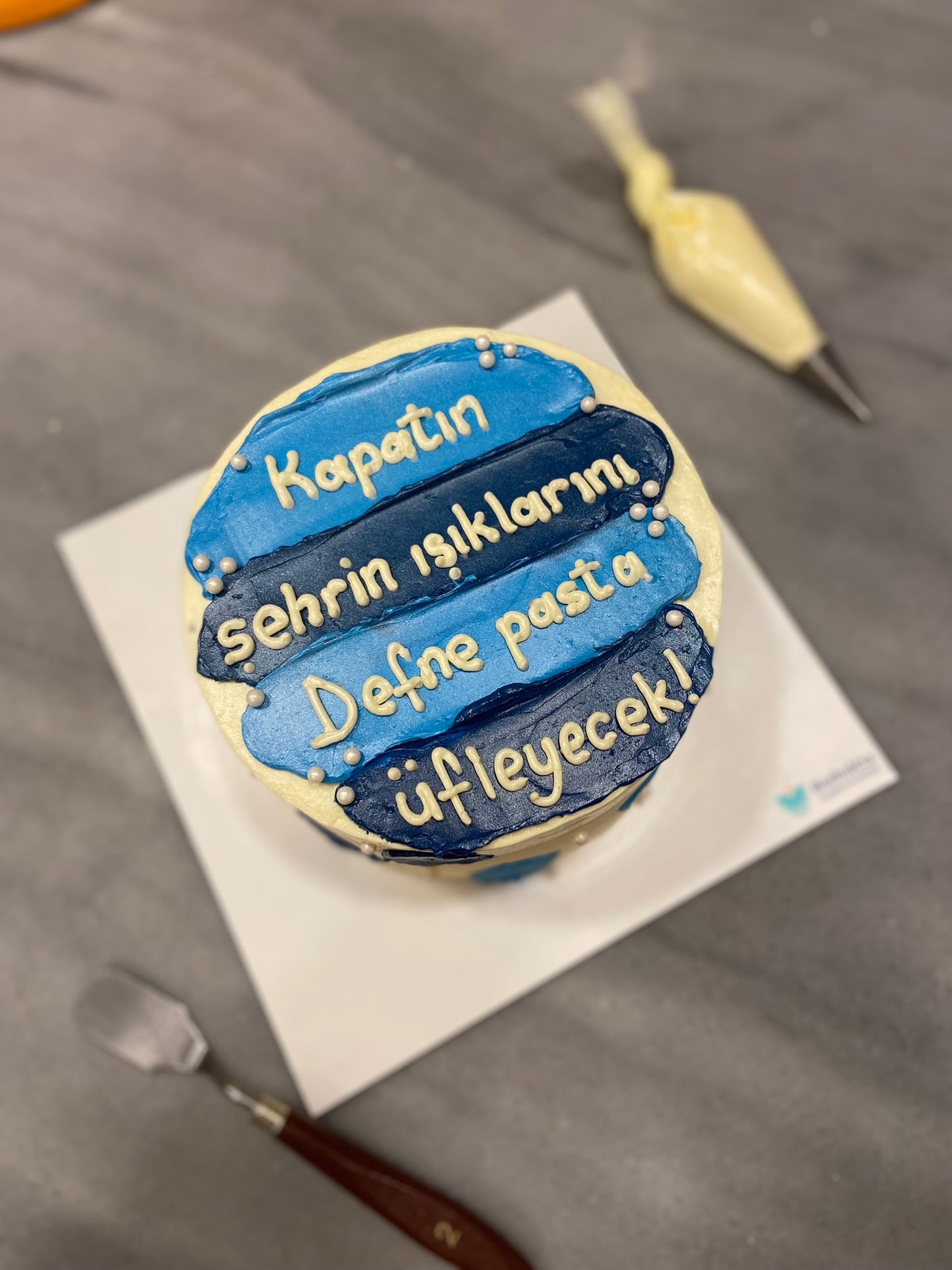 Mavi - Lacivert Yazılı Pasta