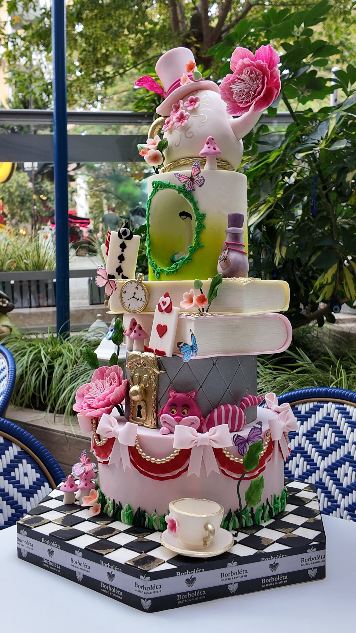 Alice Harikalar Diyarında Pasta